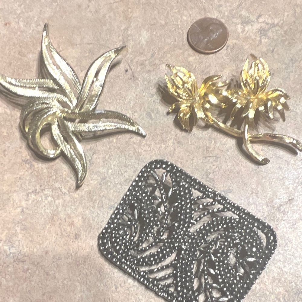 3 beautiful vintage brooch pins 2 gold 1 silver